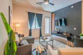 Luxe 1BR Kierland Commons, TPC Golf, Pool, Gym, W-D